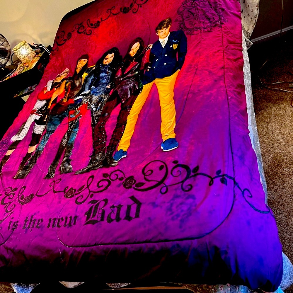FULL Disney Descendants Bedspread Comforter.  Great shape!
